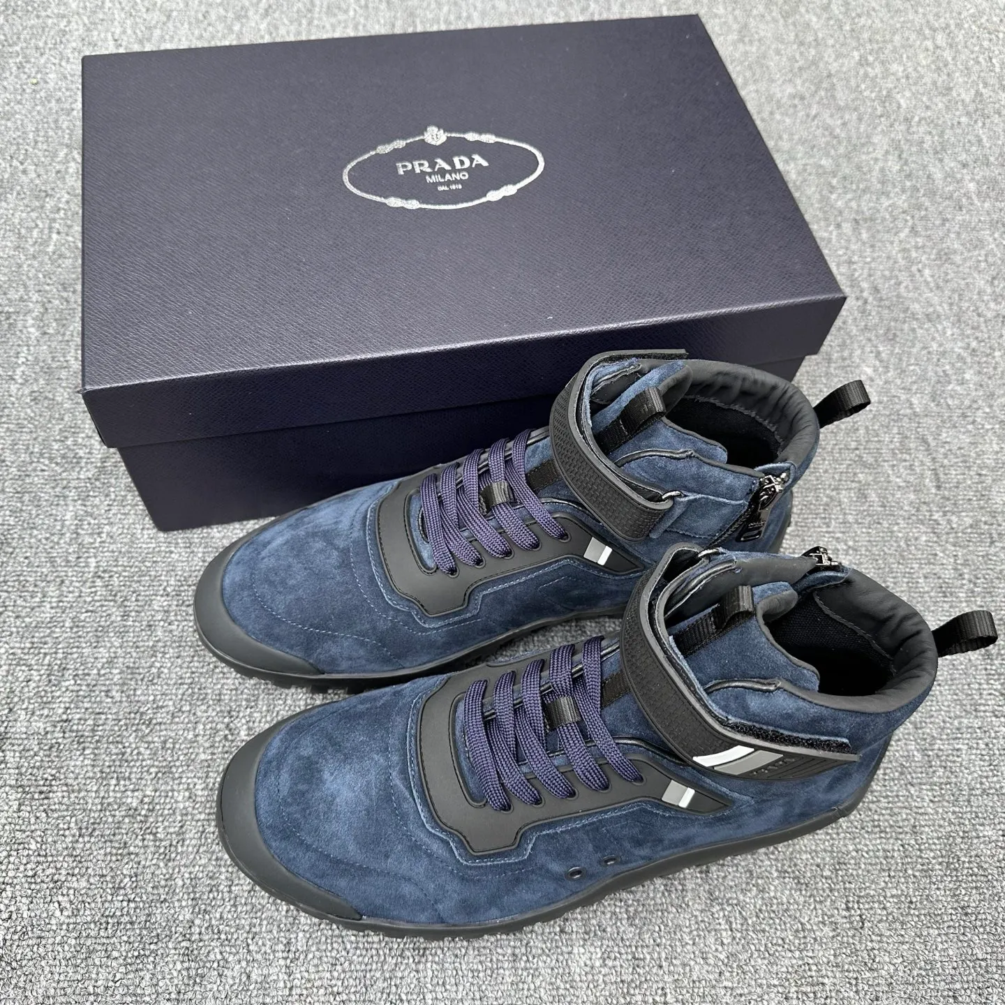 💰880 Prada/Prada’s new men’s spliced ​​casual sports boots! The shoe's exquisite stitching outlines a unique geometric texture, and contemporary lines and details reinterpret the classic sports style. The upper is made of ultra-official material, and the lining is full cowhide. It is lightweight, breathable, practical and versatile. The tongue is decorated with the Prada Milano logo, and the logo print is embellished with the laces. It is paired with a 2.5cm two-color rubber sole to create a comfortable wearing experience. Comes with full set of original packaging dust bag! Size: 39-40-41-42-43-44 (45 customized) standard leather shoe size Item number: 41274651